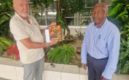 Artiesten eren scheidende operationeel manager Nederlandse ambassade