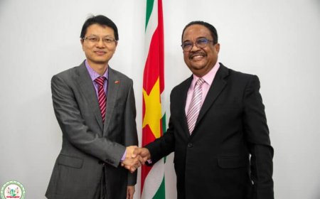 Chinese ambassadeur vol lof over Suriname
