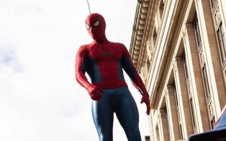 Tom Holland betovert fans in nieuw Spider-Man-pak op set ‘Brand New Day’