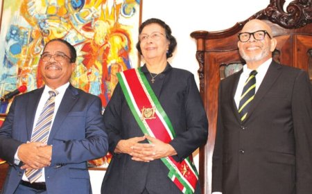 Ministersteam voltallig met beëdiging Onderwijsminister Currie