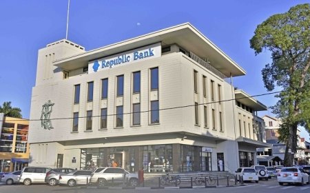 Republic Bank tien jaar in Suriname