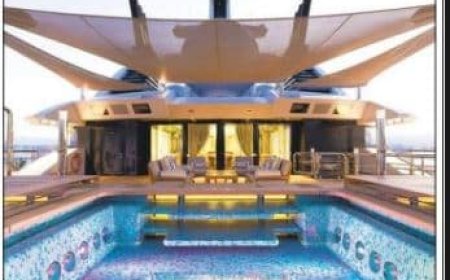 Geconfisqueerd Russisch superjacht Amadea gaat onder de hamer.