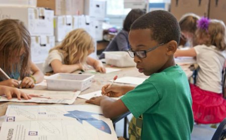 Oppashoudster Astra geeft in vakantie ook reken- en baklessen 