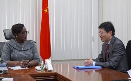 Minister van Financiën en Planning ontvangt ambassadeurs van China en Nederland