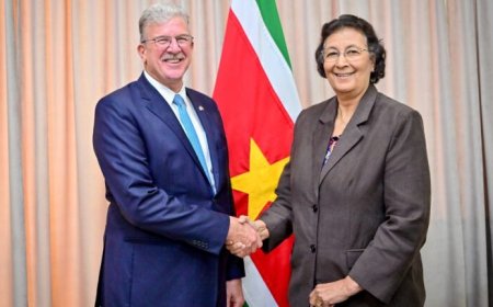 Amerikaanse ambassadeur bezoekt president Simons: focus op versterking samenwerking Suriname-