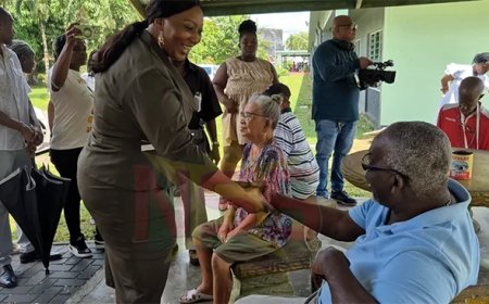 Minister Pokie krijgt storm van klachten tijdens bezoek aan Ashiana