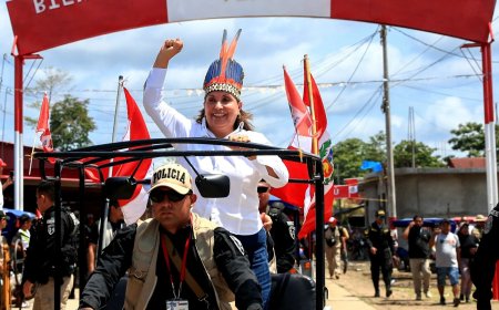 Peruaanse presidente Boluarte stuurt Colombia harde boodschap vanaf betwist eiland in Amazone