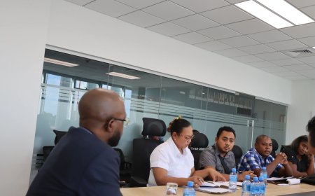 Minister Misiekaba opent dialoog met zorgbonden: Samen de schouders onder de zorg