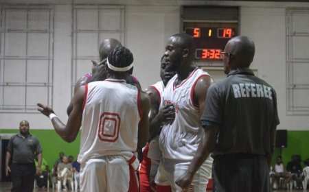 Koi Carper kruipt door oog van naald tegen gehavend SCVU