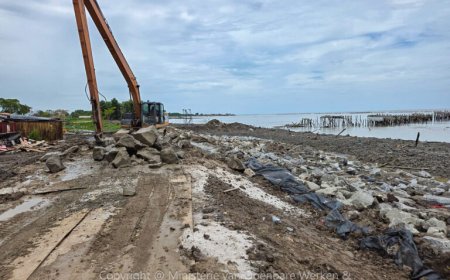 Werkzaamheden aan Brantimakaweg – bouw van een zeedijk