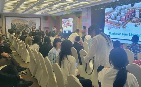 Tussen vlaggen en verhalen: Een wereld van journalisten ontmoet China