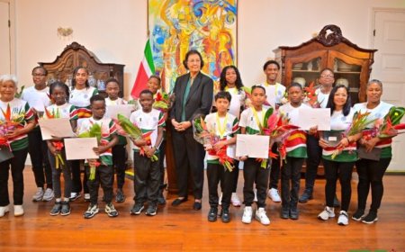 President Simons prijst jonge zwemmers als inspiratiebron