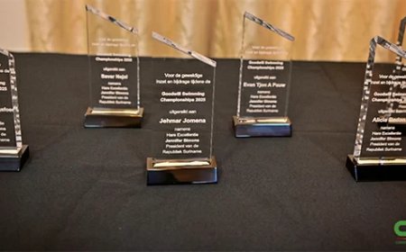 President Simons prijst jonge zwemmers met prestaties