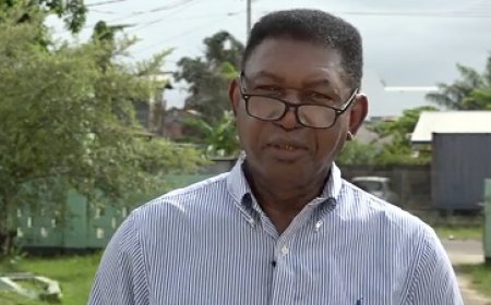 RAVAKSUR Plus zit donderdag met president Simons