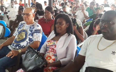 Minister Pokie doneert 320 schooltassen aan stichting 1 voor 12