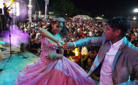 Duizenden vieren 15e verjaardag Mexicaans meisje nadat niemand kwam opdagen