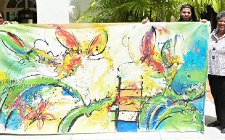 Suriname schenkt schilderij aan premier Mottley tijdens Carifesta XV