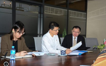 Ambassadeur lin Ji bespreekt onderwijs- en cultuurkansen met minister Currie