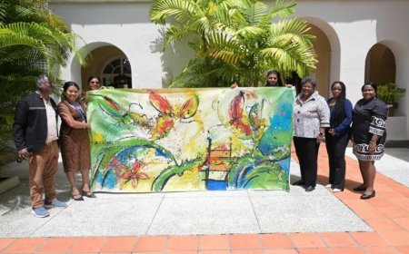 Premier Mia Mottley ontvangt schilderij van Surinaamse Carifesta-delegatie
