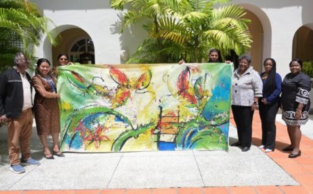 Surinaamse delegatie overhandigt schilderij aan premier Mottley op Carifesta XV