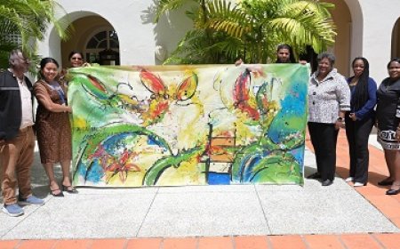 Surinaamse Carifesta-delegatie overhandigt schilderij aan premier Mottley