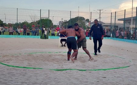Atleten leven zich uit bij Best in West beachworsteltoernooi 