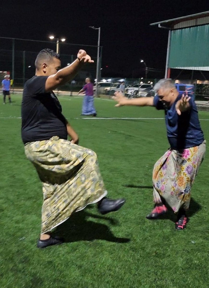Sarung voetbal brengt traditionele Javaanse mannenkleding terug op speelveld