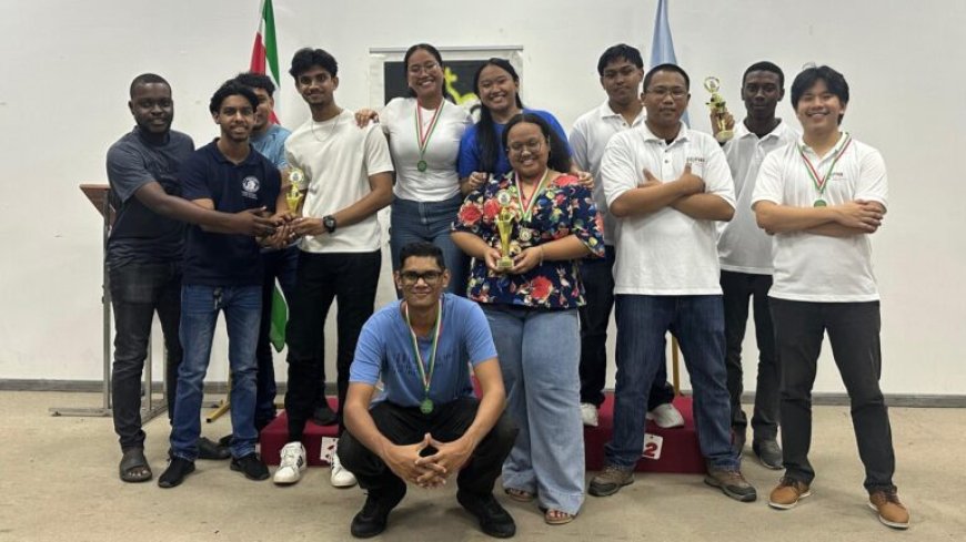 AdeKUS voor vierde keer op rij scholenschaakkampioen