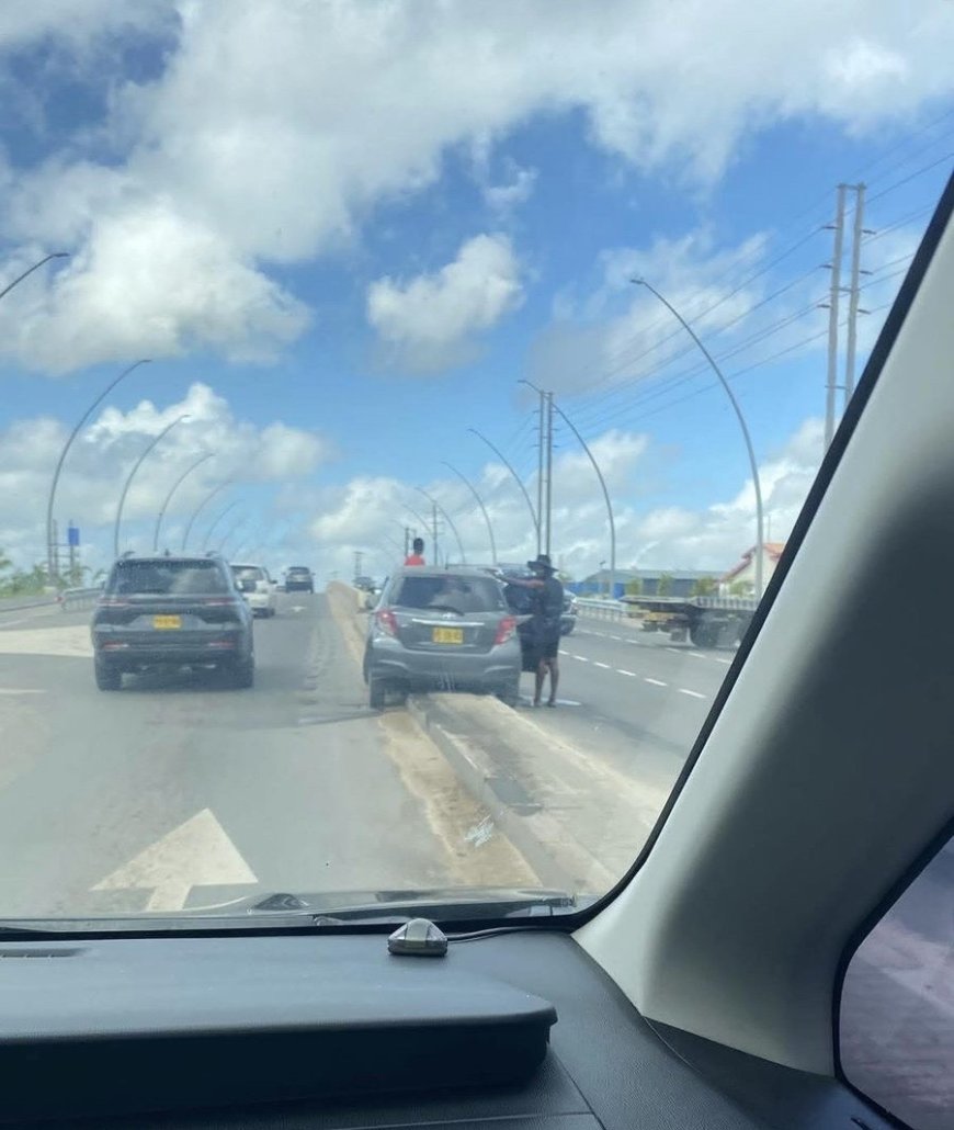 Geslaagd: Netjes op ‘de middenberm’ parkeren…