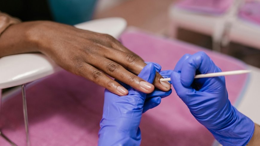 Scoren met zelfzorg: ‘Ik liet mijn nagels doen, alleen maar om het te kunnen filmen’