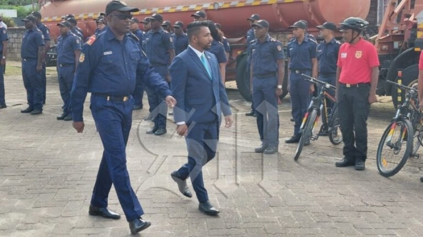 Minister Manorath bespreekt uitdagingen brandweer tijdens kennismakingsbezoek