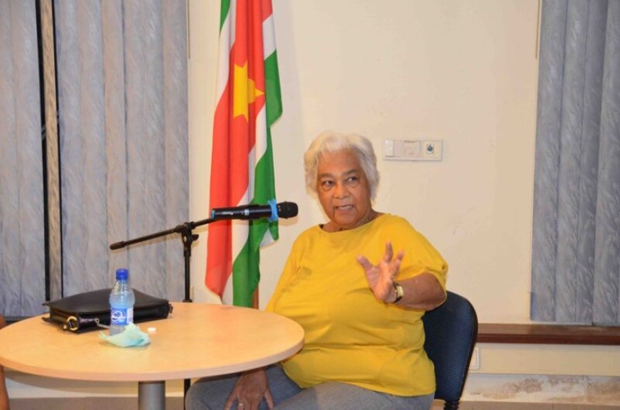 Cynthia McLeod presenteert Surinaamse klassieker in Brazilië: Portugese vertaling ‘Hoe duur w