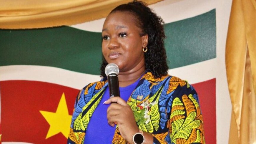 Minister Huur benadrukt morele plicht bij installatie nieuwe districts- en ressortraadsleden 