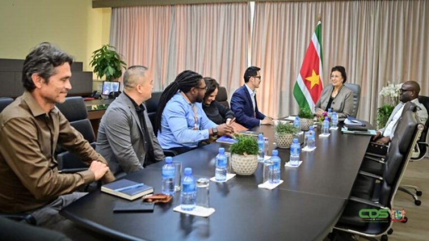 President Simons prijst bijdrage Zijin Rosebel aan economie en gemeenschappen