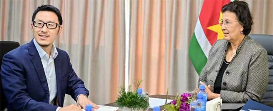 President Simons prijst economische bijdrage van Zijin Rosebel Gold Mines