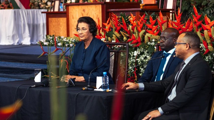 Simons gooit organogram van Santokhi in de prullenbak