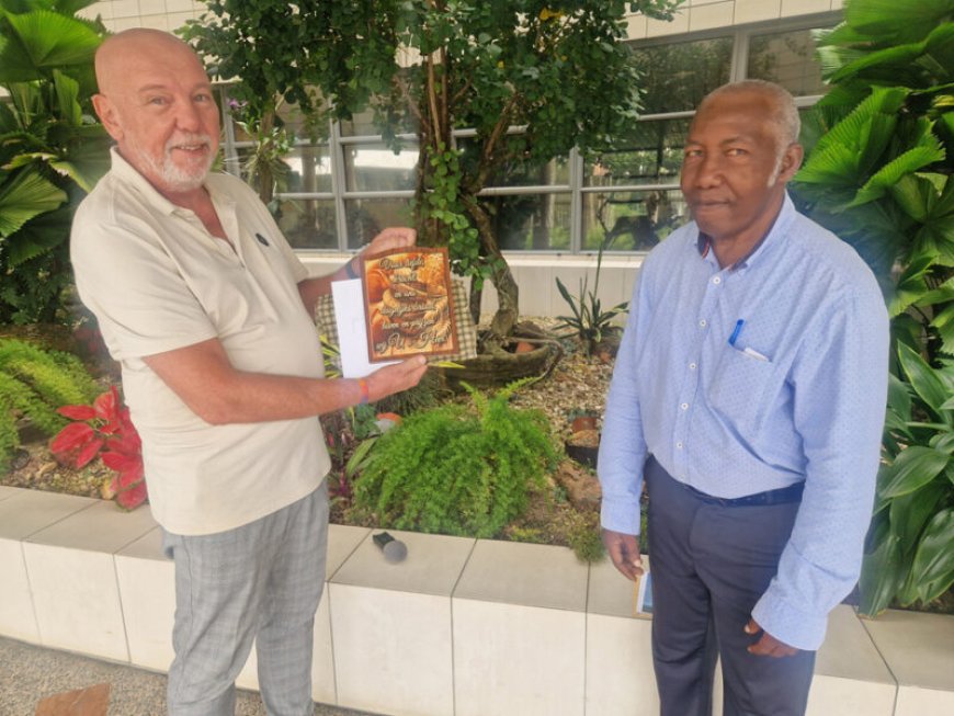 Artiesten eren scheidende operationeel manager Nederlandse ambassade