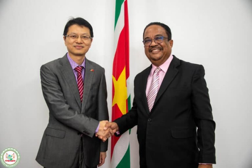 Chinese ambassadeur vol lof over Suriname