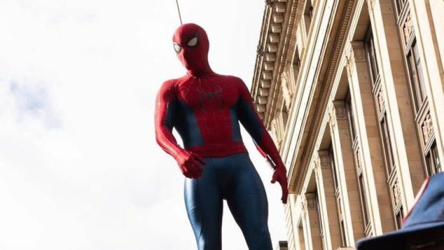 Tom Holland betovert fans in nieuw Spider-Man-pak op set ‘Brand New Day’