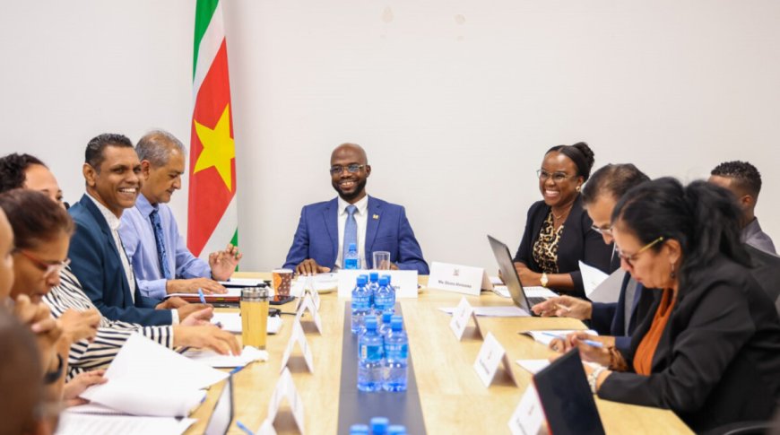 Vaste commissie DNA bespreekt begroting met minister Misiekaba