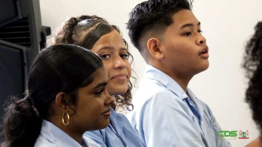 Minister Currie: peer-to-peer discussies essentieel in strijd tegen pesten