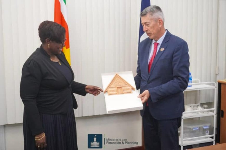 Franse ambassadeur brengt kennismakingsbezoek aan minister Wijnerman