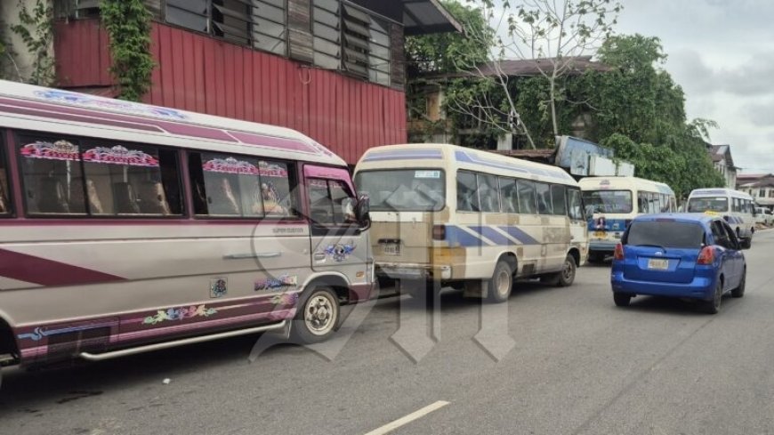 Ministerie TCT overlegt over aanpak problemen bushalte Paramaribo-Lelydorp