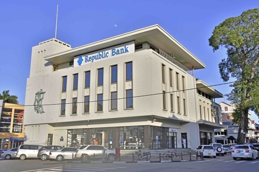 Republic Bank tien jaar in Suriname