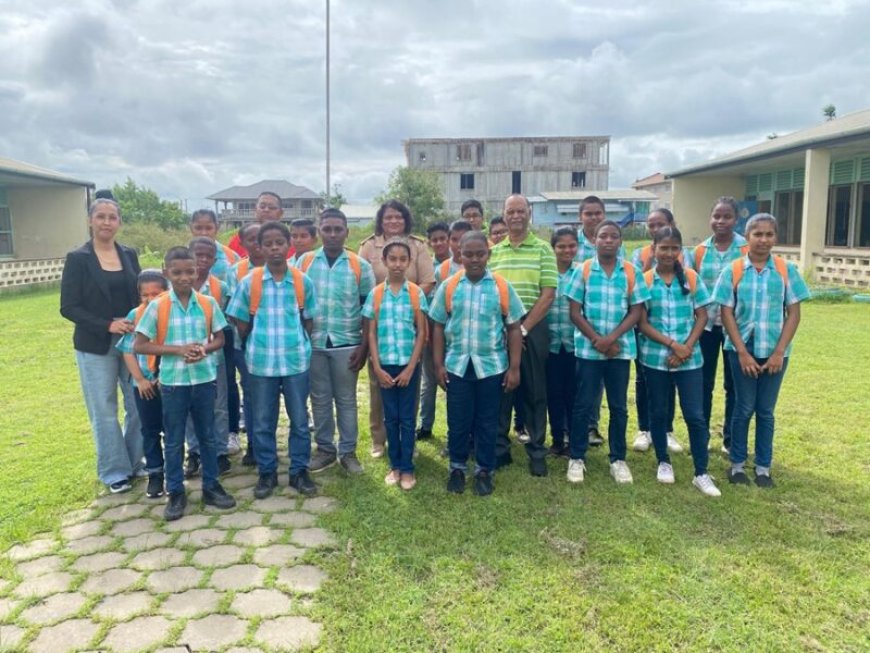 Distributie schooltassen stichting Vrienden van Suriname gestart in Nickerie