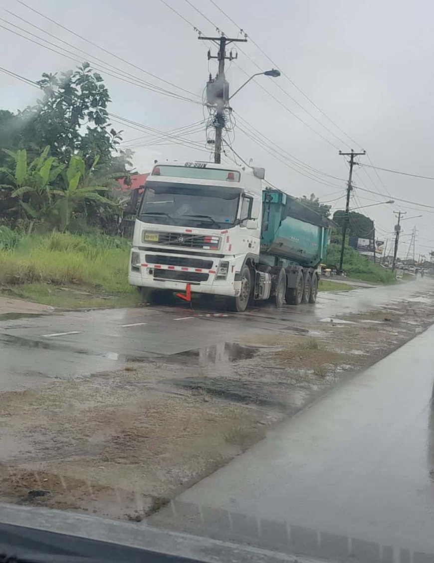 Gevaarlijk geparkeerde truck op Martin Luther Kingweg