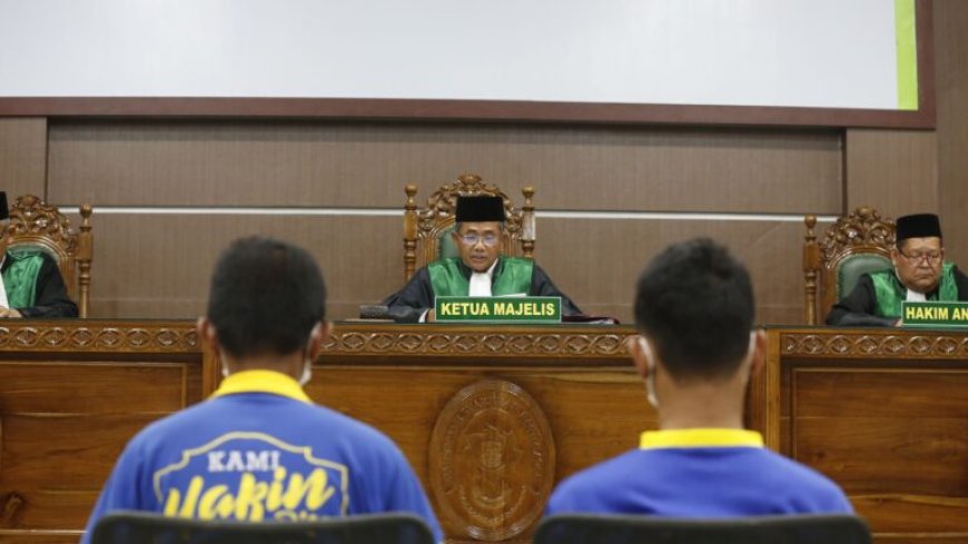 Shariarechtbank Indonesië veroordeelt twee mannen tot stokslagen voor homoseks