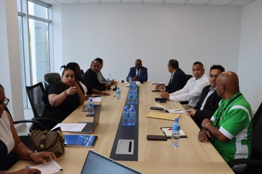 Minister Misiekaba ontvangt directieteam RGD