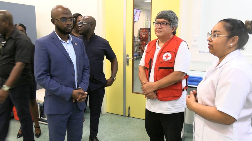 Minister Misiekaba bezoekt bloedbank Surinaams Rode Kruis