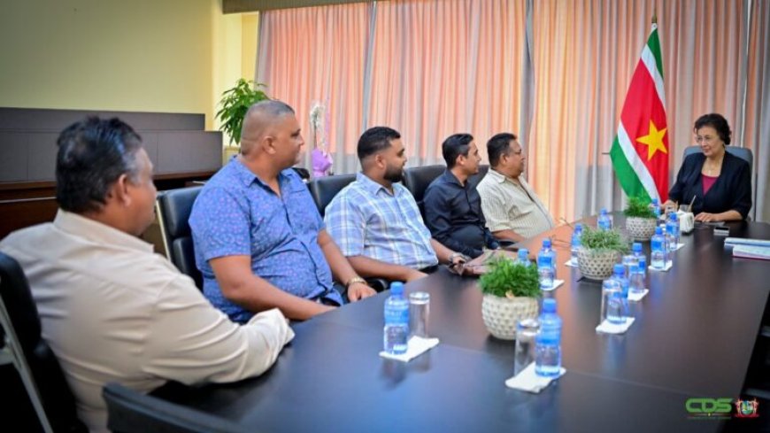 Illegale visserij en veiligheid op zee centraal in gesprek Visserscollectief met president
